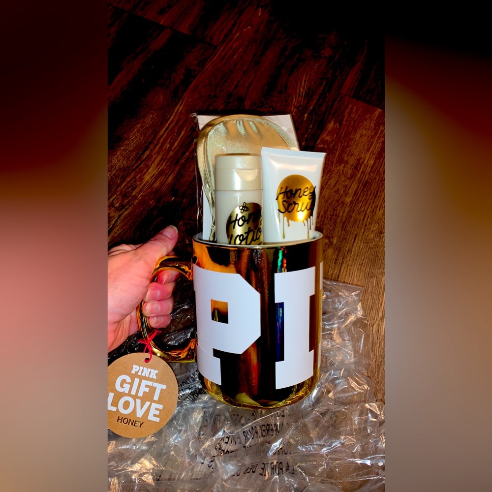 NEW VS PINK BIG GOLD SHINEY HONEY MUG SET.